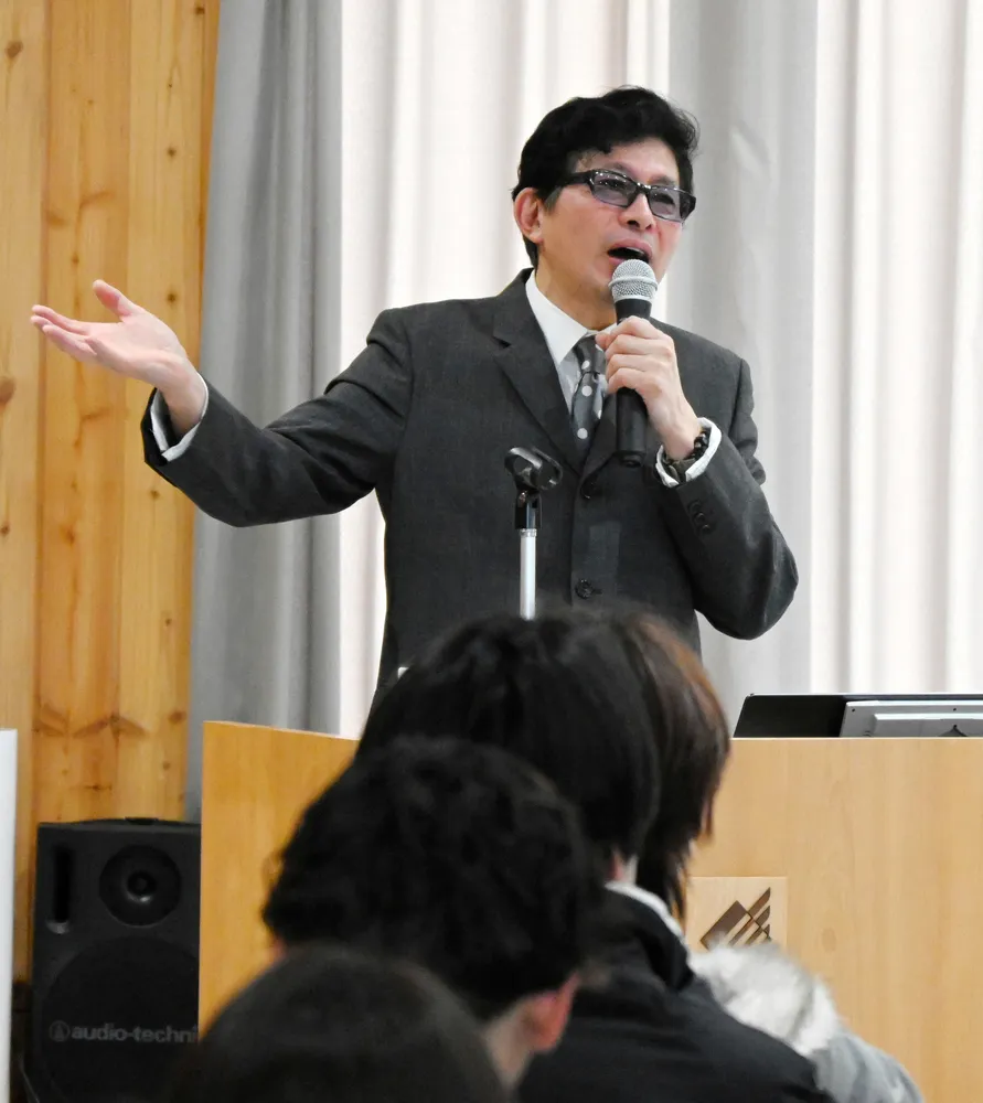 森づくりも人生も挑戦 タレント鈴井貴之さん、旭川の専門学校で講演