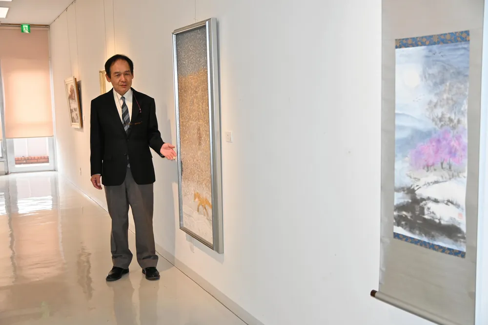 所蔵作品展「北の旅情」の会場で来館を呼びかける室蘭市民美術館の佐藤宏茂館長
