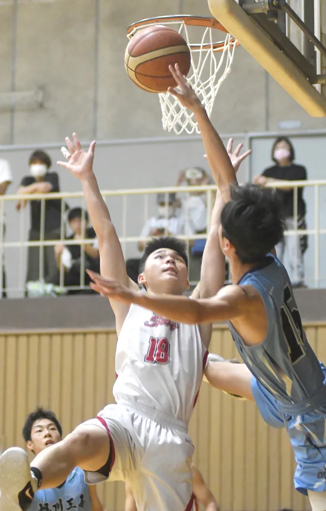 ゴール下、激しい攻防 全国高校バスケ旭川地区予選：北海道新聞デジタル