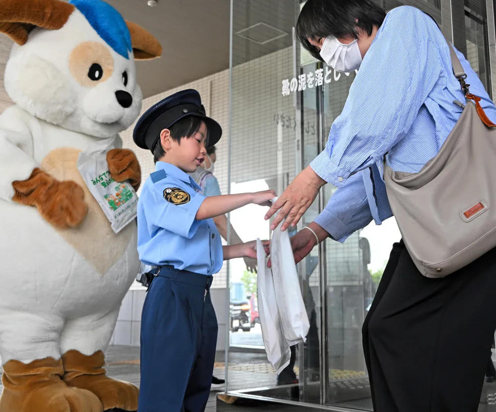 特殊詐欺被害防げ！ミニ警察官 江差署で園児が街頭啓発：北海道新聞