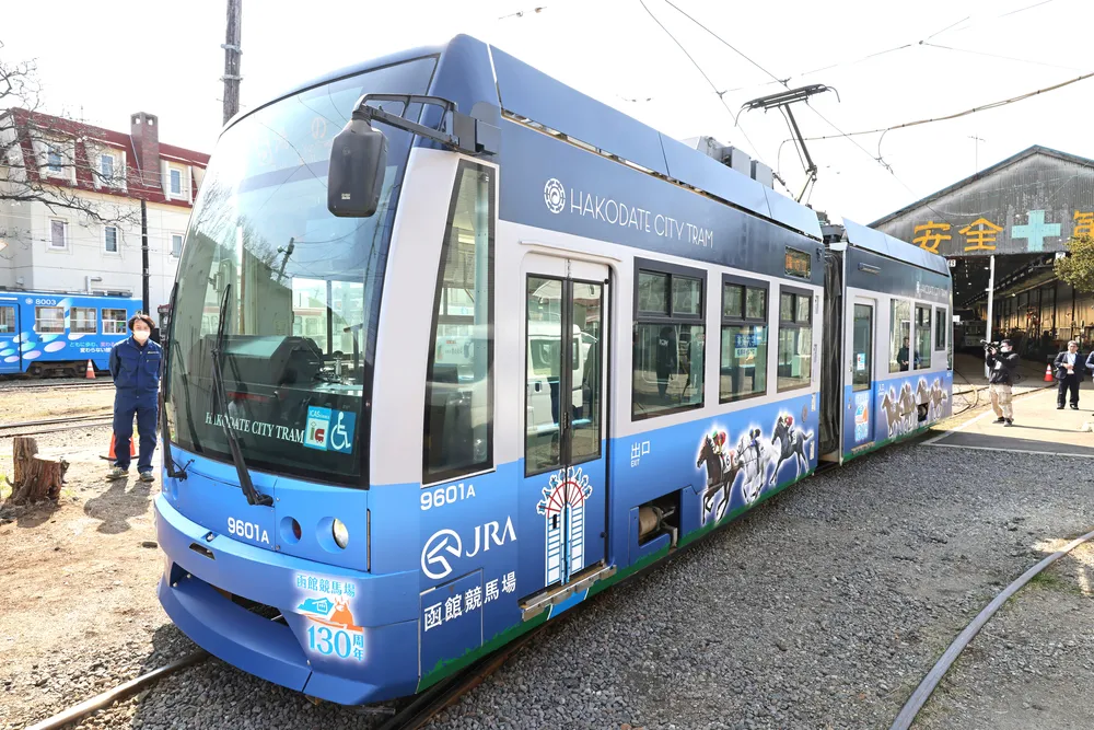 函館デビューのGⅠ馬7頭デザイン 市電、27日からラッピング車両 競馬場
