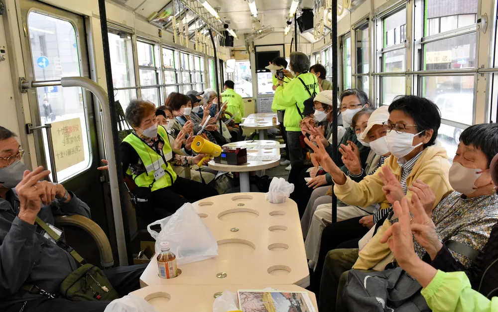 Riding the Streetcar with Song and Sign Language, Hakodate's Fukakoma Town Association Exchanges - First Interaction Event by Home Welfare Committee