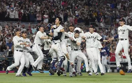 第5回WBCで優勝し喜ぶ日本ナイン。中央は大谷=2023年3月、マイアミ(共同)