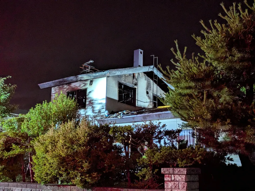 北広島で住宅火災　男性1人の遺体発見　70代女性やけど