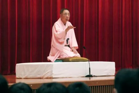 警視庁警察学校で講演する落語家の三遊亭好楽さん=18日午後、東京都府中市