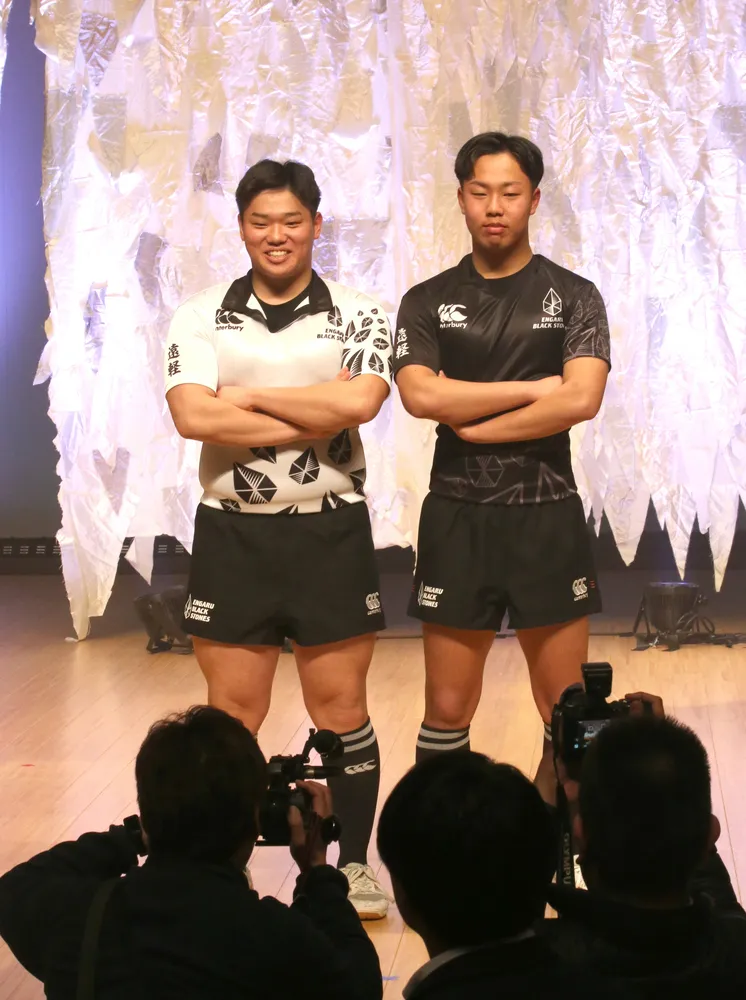 国宝の黒曜石をイメージ 遠軽高ラグビー部、新ユニホームを