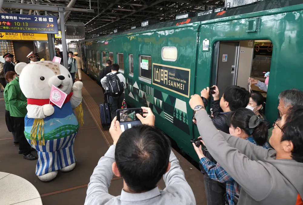 花たび そうや」笑顔満載 旭川－稚内で運行開始 道内外から客、沿線の