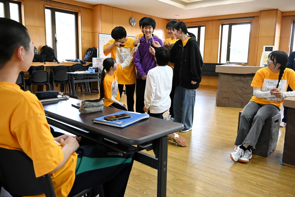 全国大会の壮行公演に向けて作品を磨き上げる苫小牧東高の演劇部員たち