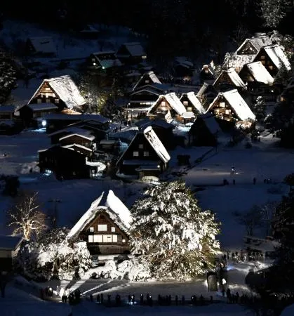 雪の白川郷、岐阜の夕闇に浮かぶ 世界遺産、40回目ライトアップ