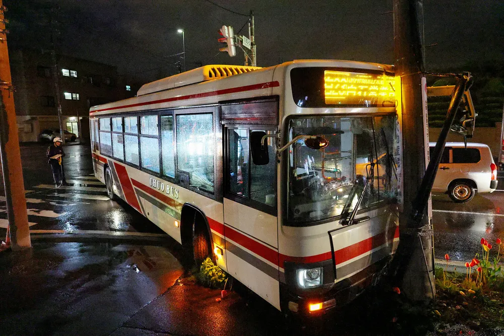 路線バスが電柱に衝突、歩行者と乗客の2人軽傷　札幌・白石区