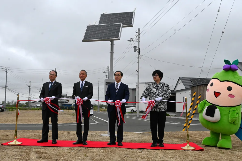 厚真に電源不要のソーラーパネル式街路灯 悪天候でも20日間点灯 道内初
