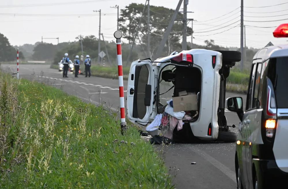 乗用車横転し男性死亡　根室の国道
