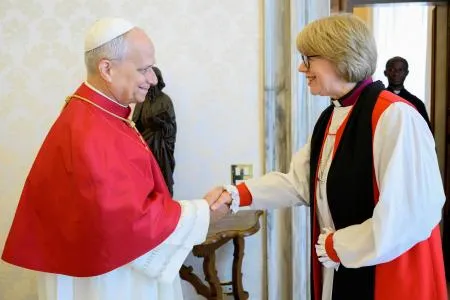 初の女性英国教会最高位と面会 ローマ教皇、宗派超えた融和訴え