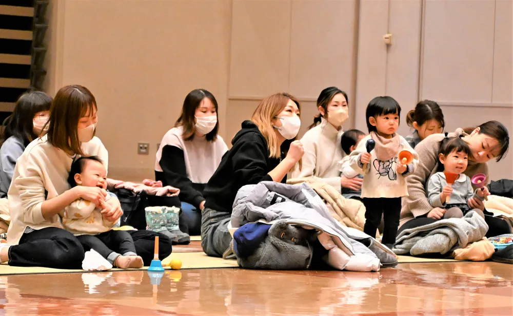 楽器を鳴らしたり、体を動かしたりして楽しんだ親子