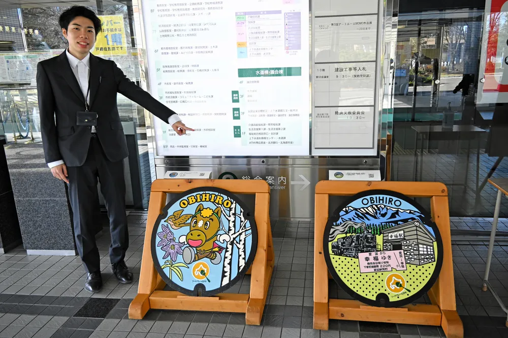 帯広市役所1階に置かれているカラーマンホール。左がリッキー、右が幸福駅舎などのデザイン