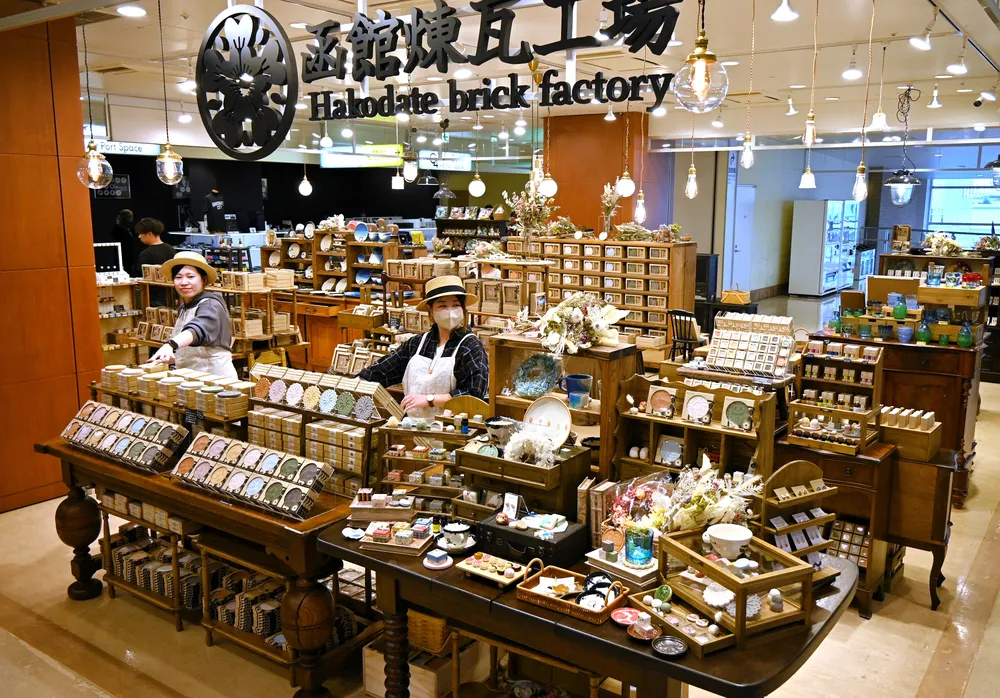 コースターなどの雑貨が並ぶ函館煉瓦工場函館空港店