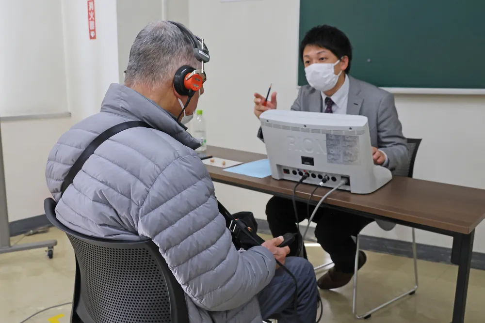 補聴器調整で笑顔　「耳の日」前に函館で相談会