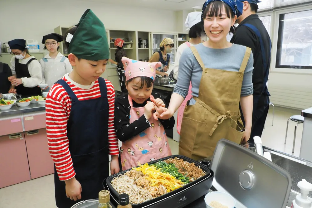 地元食材の魅力知って 泊村で親子料理教室：北海道新聞デジタル