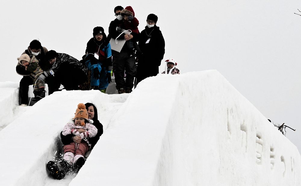 巨大滑り台に家族行列 岩見沢「ドカ雪まつり」始まる：北海道新聞デジタル