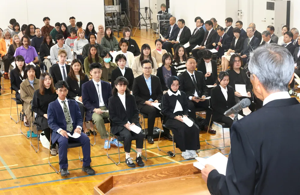 日本語学校勝訴十周年記念誌 東川 世界のヒガシカワへようこそ 町立日本語学校10周年＞㊤ 心を