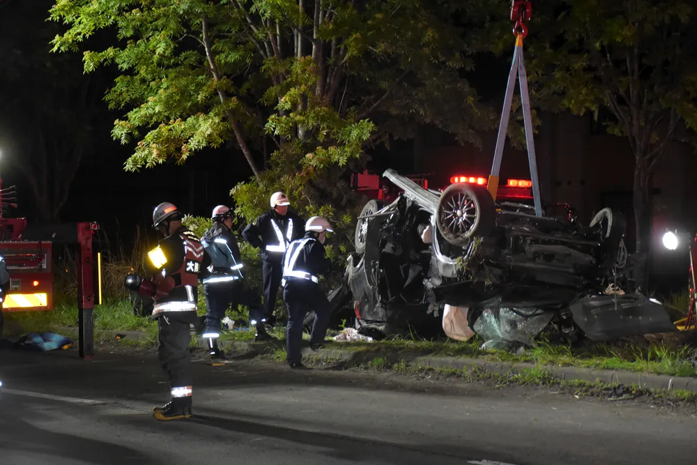 乗用車が中央分離帯の立ち木に衝突　2人死亡、1人けが　苫小牧