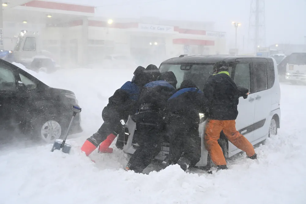 暴風雪 吹きだまり50センチ、根室で車スタック続出 管内全小中が休校