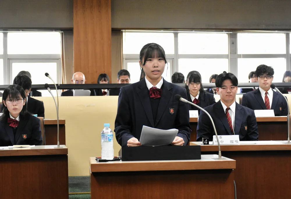 町政について質問する豊富高の3年生