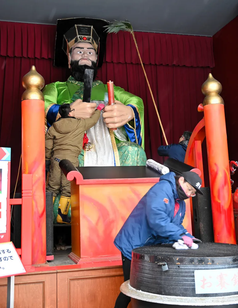 閻魔大王さっぱり 登別温泉ですす払い＜師走点描2025＞：北海道新聞