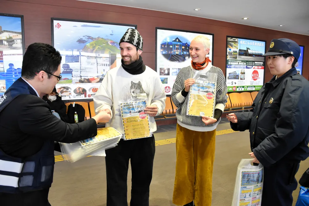 利尻山滑走安全に 宗谷振興局、缶バッジ作り訪日客に配布 QR印字、動画