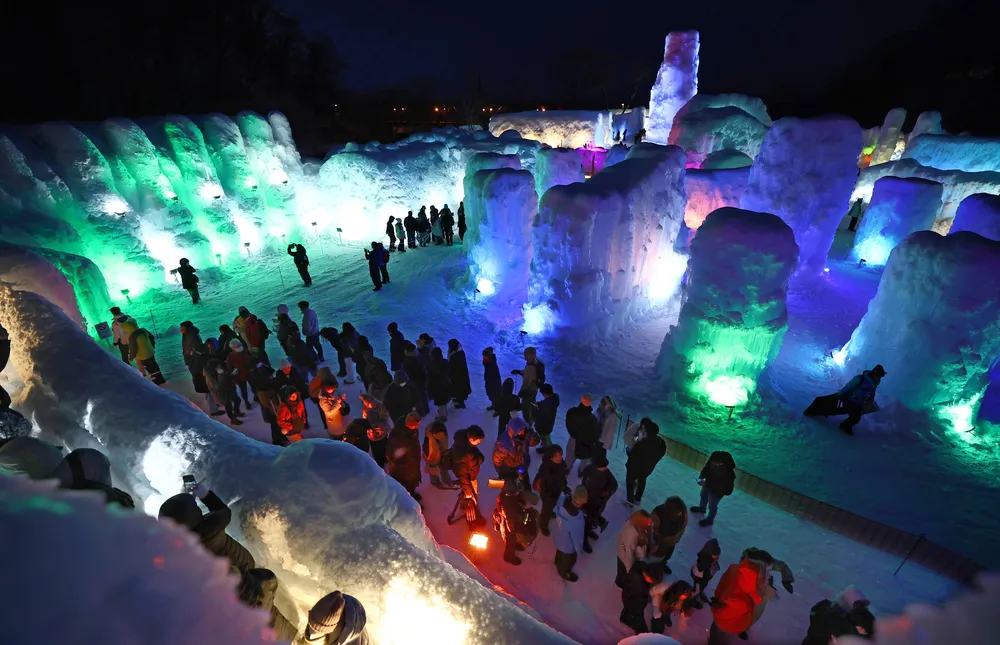 千歳・支笏湖氷濤まつり開幕　湖水凍らせた「支笏湖ブルー」の氷像魅了