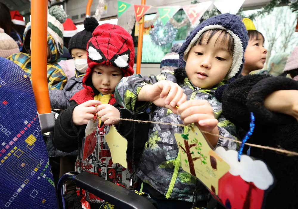 バス車内 Xマス一色に 北見の園児飾り付け＜師走点描2025＞：北海道