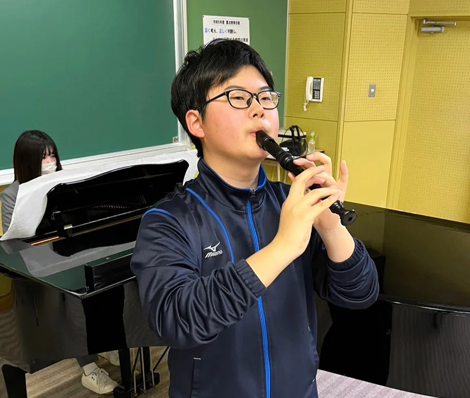 全国大会に向け、リコーダー演奏の練習に励む片岡さん