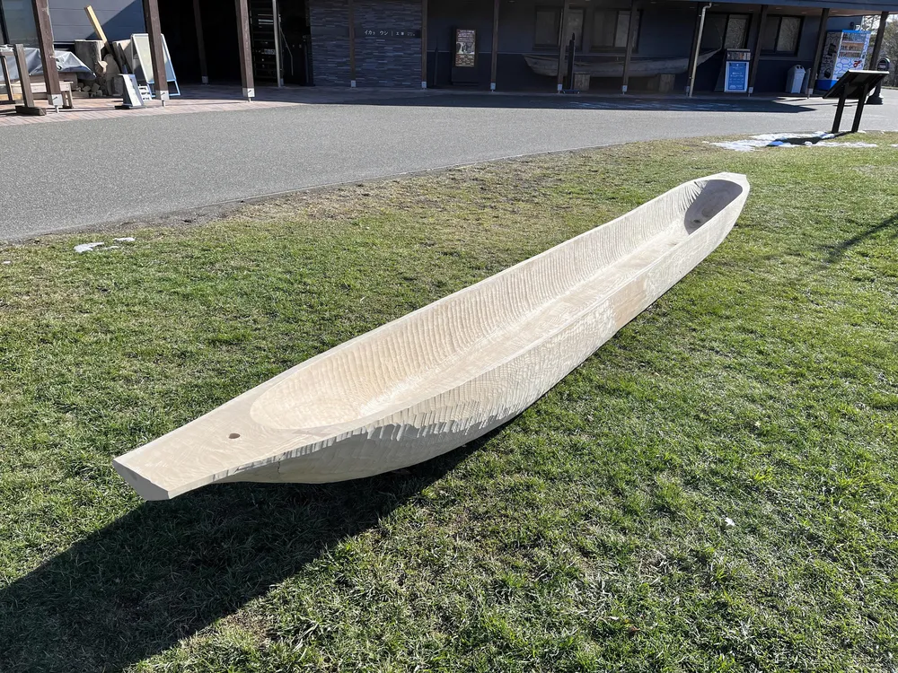 ウポポイ オルシペ＞８５ 舟を作る 丸太１本をくりぬき：北海道新聞 