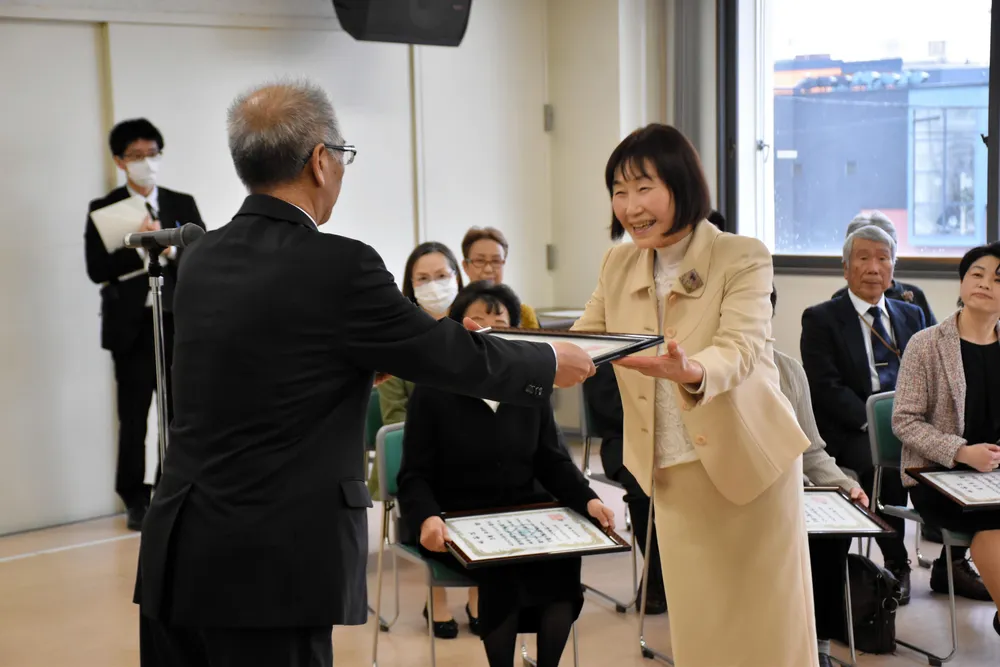 横道副市長（左）から「水と緑のまちづくり表彰」の賞状を受け取る市民