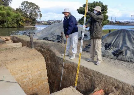 報道陣に公開された、宝来山古墳外堤部分の発掘現場=12日午前、奈良市