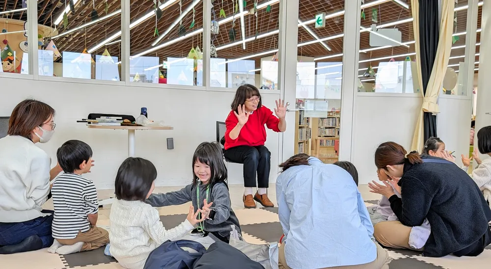 歌に合わせて手遊び、読み聞かせ　札幌市えほん図書館「えほんとわらべうたの会」