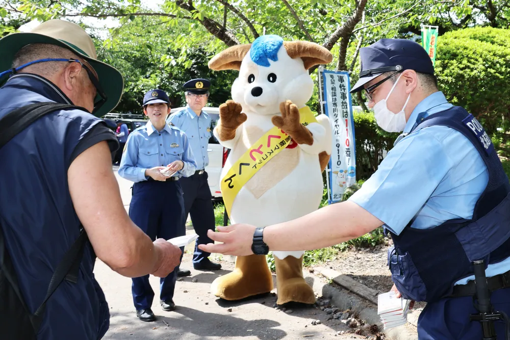 山岳遭難に注意して 「山の日」に函館西署が函館山で啓発：北海道新聞