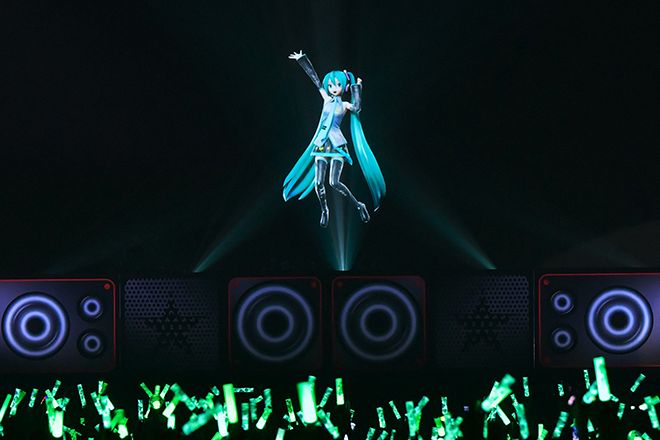 マジカルミライのライブでファンのペンライトにこたえながら歌って踊る３ＤＣＧの初音ミク©CFM／©TOKYO MX／©SEGA