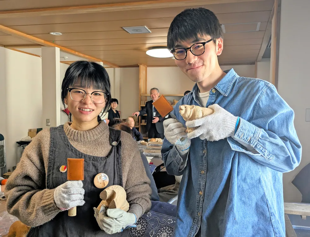 八雲の木彫り熊「二人で彫り続ける」 3年間受講の成沢夫妻「卒業」し