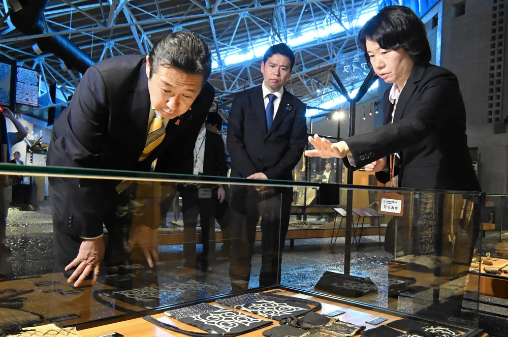 黄川田アイヌ担当相が平取視察 アットゥシの重要無形文化財指定へ
