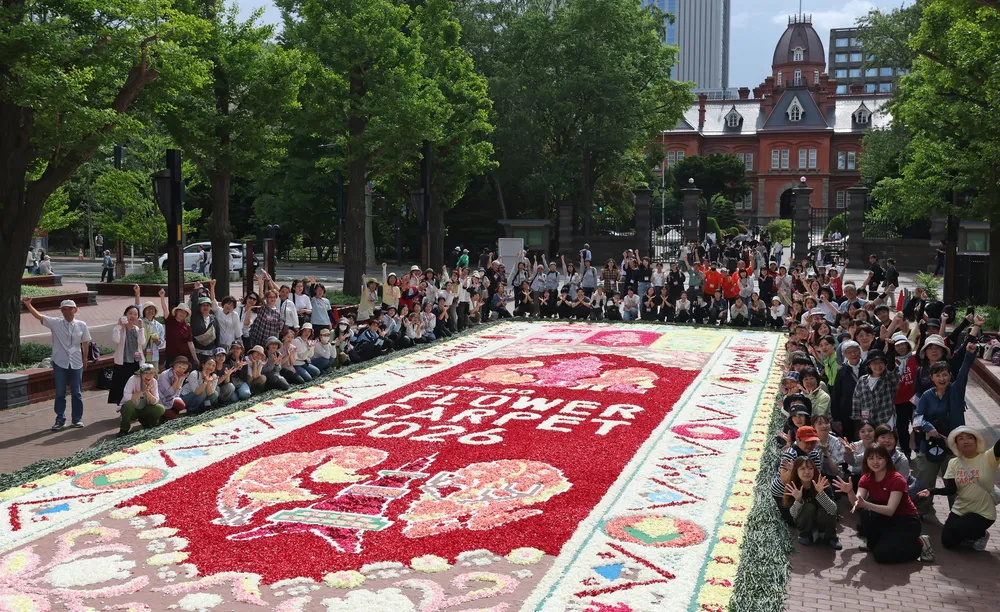 花びらで描いた絵一面に サッポロフラワーカーペット始まる：北海道