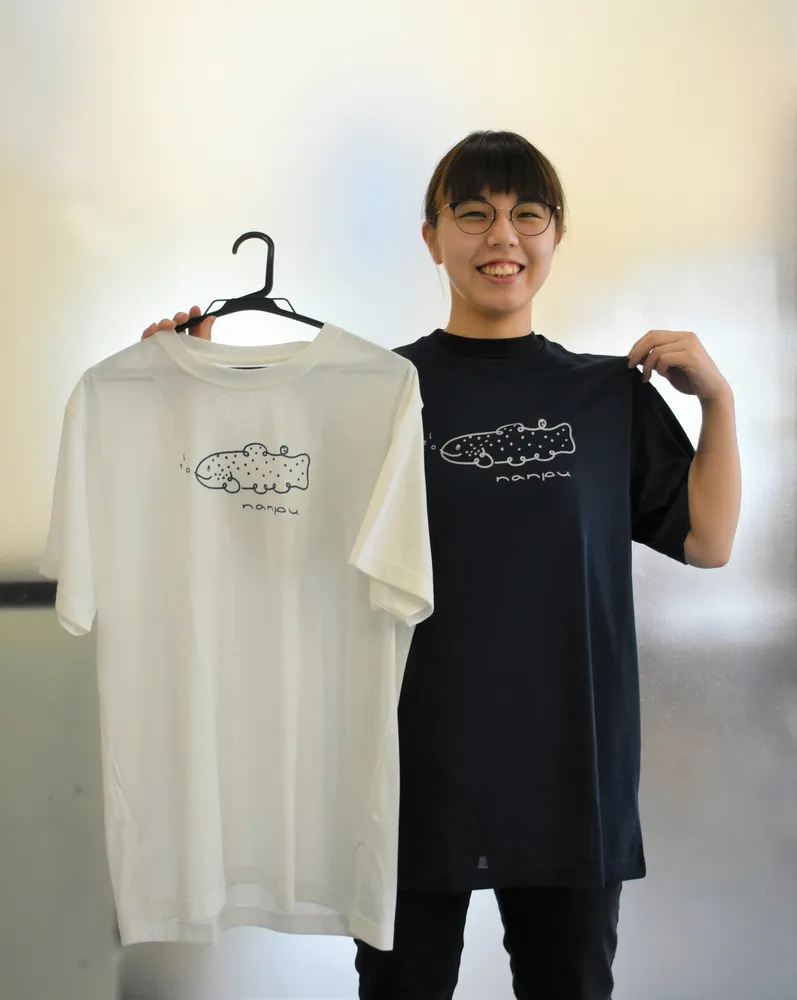ふるさと納税 服 北海道 南富良野町 nanpu イトウ Tシャツ L サイズ ホワイト 北海道 南富良野町 限定デザイン オリジナル nanpu イトウ Tシャツ XL サイズ ホワイト 北海道 南富良野町