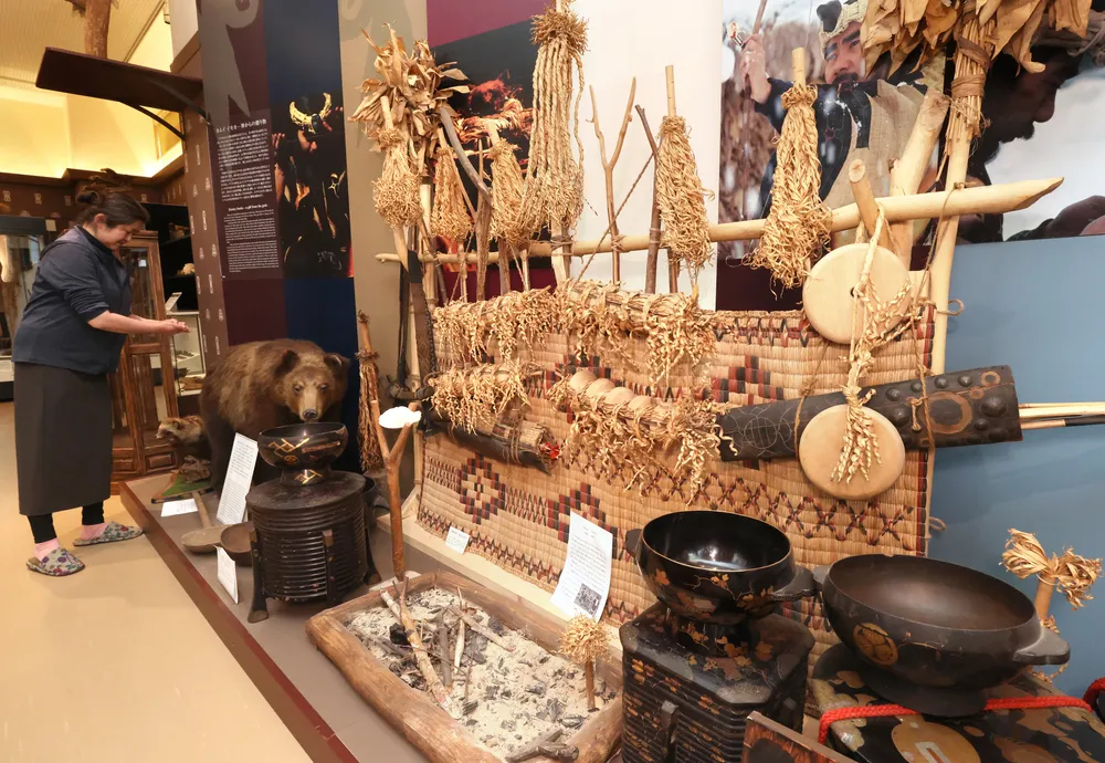 旭川アイヌ 木彫り 川村研太郎 作 昭和59年 渡道記念 希少 民芸品 彫刻 来て、見て どうほく学びの場＞①川村カ子トアイヌ記念館＝旭川市