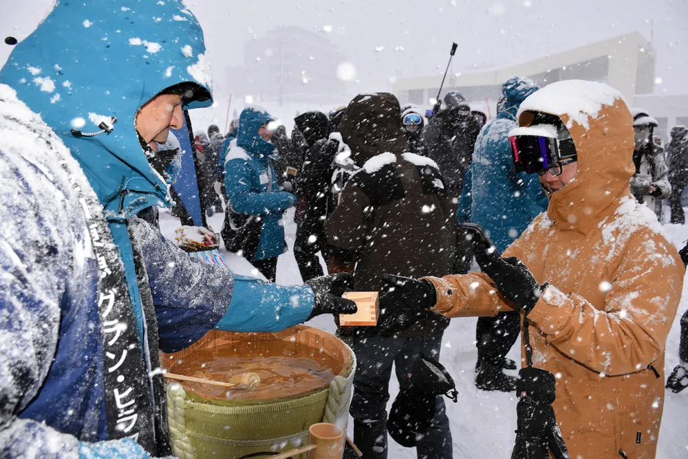 鏡開き、もちつき、太鼓… ニセコの新年、海外客が日本流で祝う：北海道