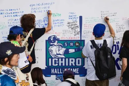 イチローさんの米殿堂入り祝う オリックス、記念Tシャツで練習