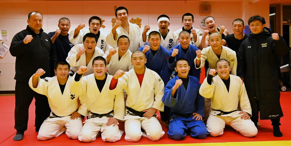 旭川龍谷高男子制服と柔道着 旭川龍谷高柔道部、6大会ぶり全国選手権へ 男子団体『泥臭く』ベスト8