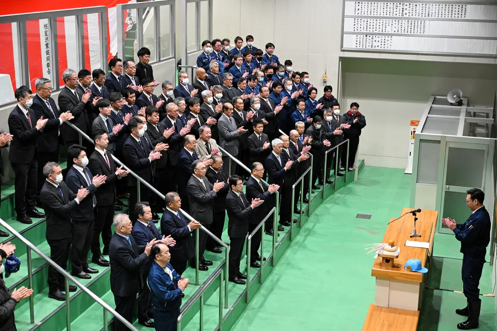 花咲市場で行われた初競り式。買い受け人らが豊漁を願った