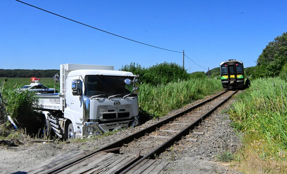 JR釧網線の踏切で、大型トラックと列車が衝突　けが人なし　小清水