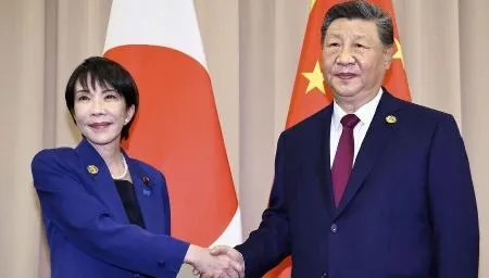 日中首脳会談を前に中国の習近平国家主席（右）と握手を交わす高市首相=10月31日、韓国・慶州