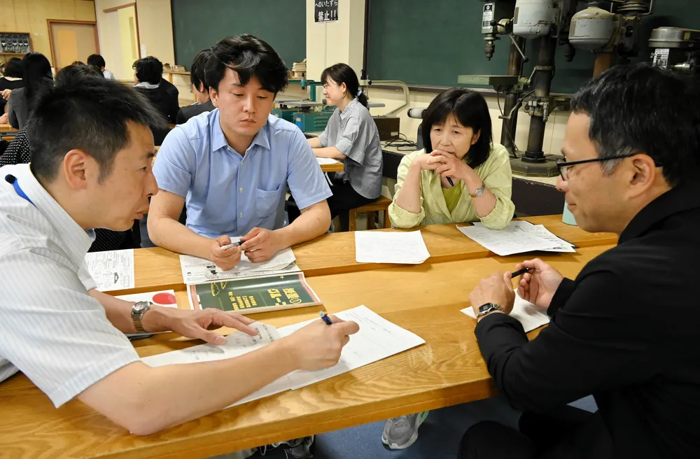 子どもの主体性をテーマにしたグループ協議で意見を交わす教職員たち